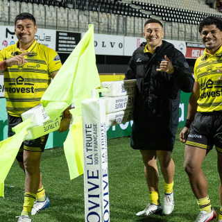 ramassage drapeaux et sourires